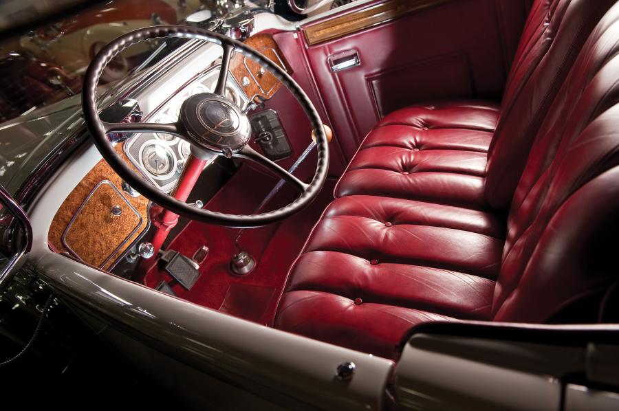 Интерьер Packard Eight Dual Cowl Sport Phaeton 1934 года  (фото 18 из 23)